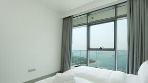 Ein Hotelzimmer mit großem Fenster und Blick auf die Küste.