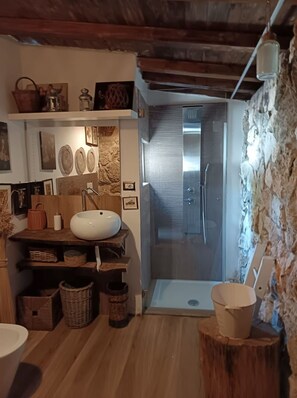 Een douche, een haardroger, een bidet