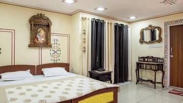 Desk, iron/ironing board, free WiFi