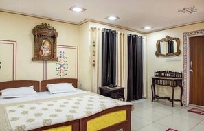 Escritorio, tabla de planchar con plancha, wifi gratis