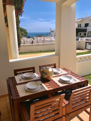 House | Tempat makan luar