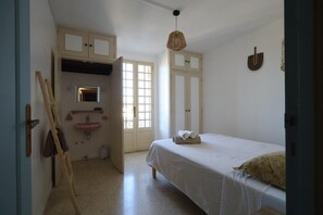 5 bedrooms, desk, iron/ironing board, free WiFi