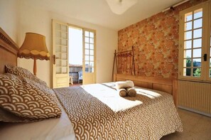 5 bedrooms, desk, iron/ironing board, free WiFi