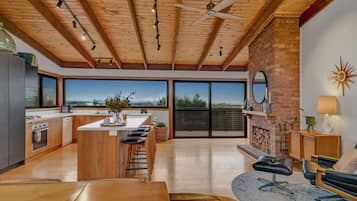 Réfrigérateur, four, plaque de cuisson, cafetiÚre/bouilloire