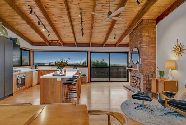 Fridge, oven, stovetop, coffee/tea maker