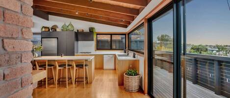 Fridge, oven, stovetop, coffee/tea maker