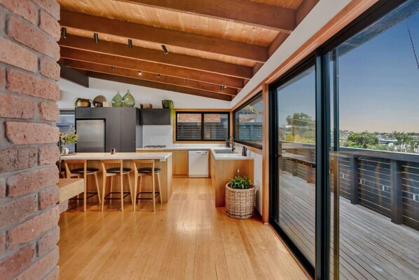 Fridge, oven, stovetop, coffee/tea maker