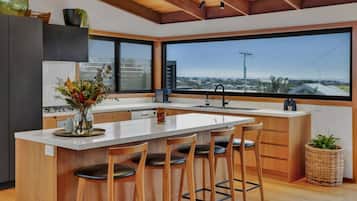 Réfrigérateur, four, plaque de cuisson, cafetiÚre/bouilloire