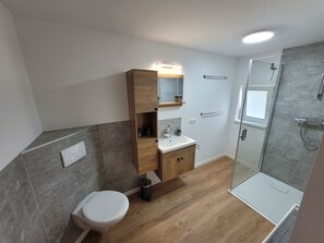 Douche, sèche-cheveux, serviettes fournies, papier toilette