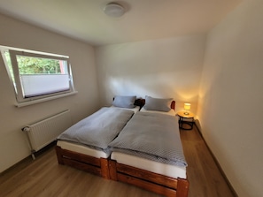 2 bedrooms, internet, bed sheets