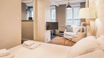 Een strijkplank/strijkijzer, internet, beddengoed