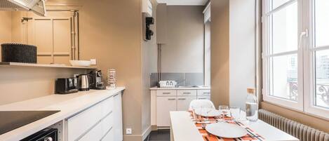 Frigorifero, microonde, piano cottura, macchina per tè/caffè