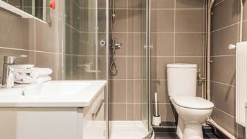 Douche, sèche-cheveux, serviettes fournies