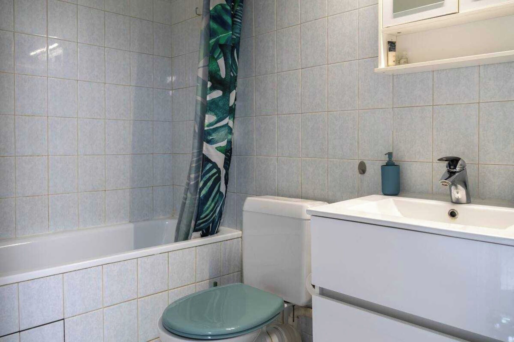 バスアメニティ (無料)、ヘアドライヤー、タオル、トイレットペーパー