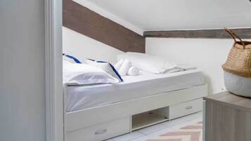 Tabla de planchar con plancha, wifi gratis, ropa de cama