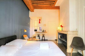 Iron/ironing board, free WiFi - Dify Apartment Ainay (Lyon)