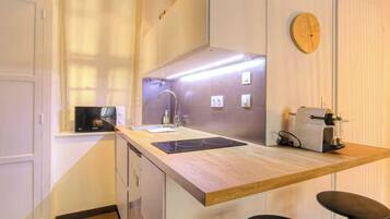 Fridge, microwave, stovetop, coffee/tea maker