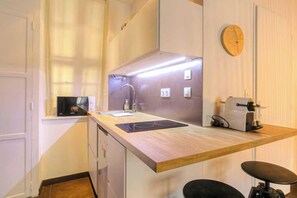 Fridge, microwave, stovetop, coffee/tea maker