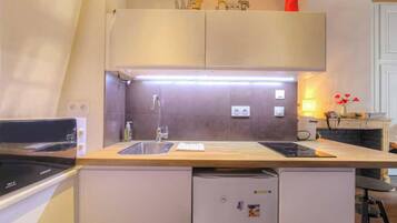 Réfrigérateur, micro-ondes, plaque de cuisson, cafetière/bouilloire