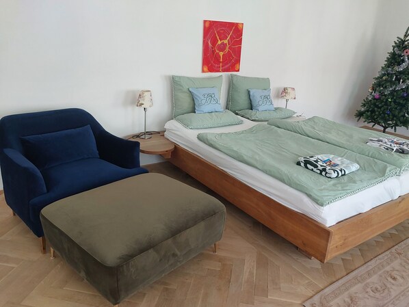 4 habitaciones, tabla de planchar con plancha, wifi y ropa de cama 