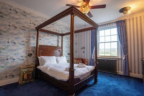 7 bedrooms, desk, iron/ironing board, travel cot