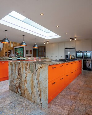 Réfrigérateur, four à micro-ondes, un four, surface de cuisson