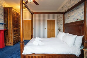 7 quartos, escrivaninha, ferros/tábuas de passar roupa, berço de viagem