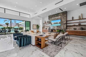 Smart TV, fireplace