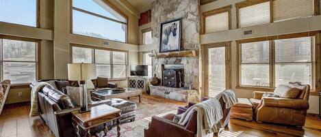 Smart TV, chimenea, oficina