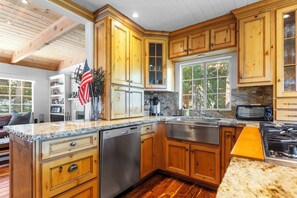 Fridge, oven, stovetop, dishwasher