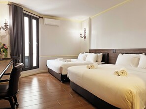 Kamar Quadruple, pemandangan kota | Tirai kedap cahaya, kedap suara, Wi-Fi gratis, dan seprai linen