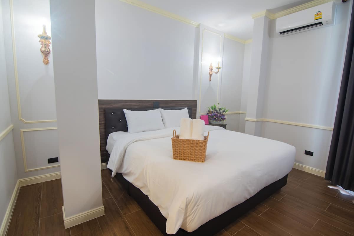 Habitación individual estándar, vistas a la ciudad | Minibar con artículos gratuitos y cortinas opacas