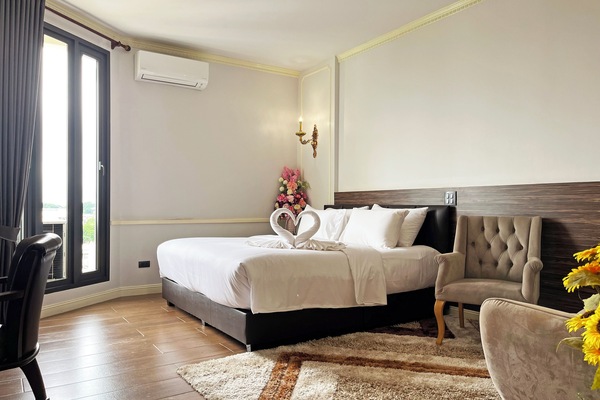 Quarto júnior, vista para a cidade | Frigobar (abastecido com itens grátis), cortinas blackout