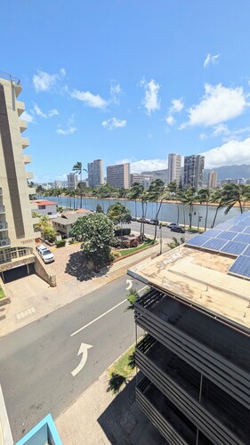 Waikīkī Wind - Private Condo Near Beach with Canal View & Lanai