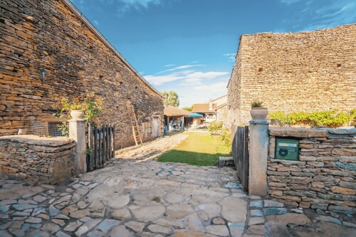 Charming house 50 m2 on cellar renovated with air conditioning 10 minutes from Cluny + green space