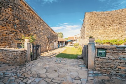 Charming house 50 m2 on cellar renovated with air conditioning 10 minutes from Cluny + green space