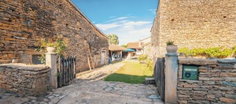 Charming house 50 m2 on cellar renovated with air conditioning 10 minutes from Cluny + green space