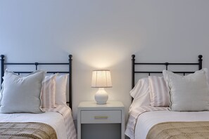 4 Schlafzimmer, Schreibtisch, Bügeleisen/Bügelbrett, Reisekinderbett