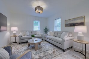 Smart TV, offices - Down in the Hollow |Modern Country Cottage (Quarryville)
