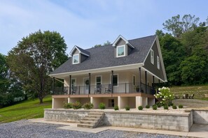 Exterior - Down in the Hollow |Modern Country Cottage (Quarryville)