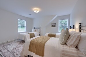 4 bedrooms, desk, iron/ironing board, travel crib - Down in the Hollow |Modern Country Cottage (Quarryville)