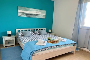 2 bedrooms, travel crib, free WiFi