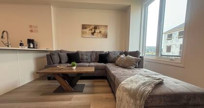 Upscale Niagara Falls Getaway âą BRAND NEW HOME âą Stylish 4BR Retreat w/Parking