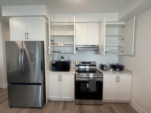 Kühlschrank, Mikrowelle, Ofen, Herdplatte