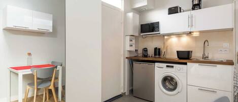 ثلاجة، ميكروويف، موقد طهي مسطح، ماكينة لصنع القهوة/الشاي