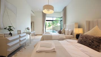 Villa de lujo, vista a la alberca | Espacio para trabajar con laptop y tabla de planchar con plancha