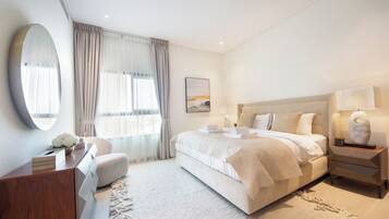 Lyxvilla - utsikt mot poolen | Arbetsyta för laptop, strykjärn/strykbräda och gratis wi-fi