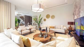 Lyxvilla - utsikt mot poolen | Vardagsrum