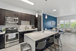 Køleskab, mikrobølgeovn, ovn, kogeplade