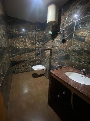 Deluxe tweepersoonskamer | Badkamer | Gratis toiletartikelen, handdoeken, zeep, shampoo